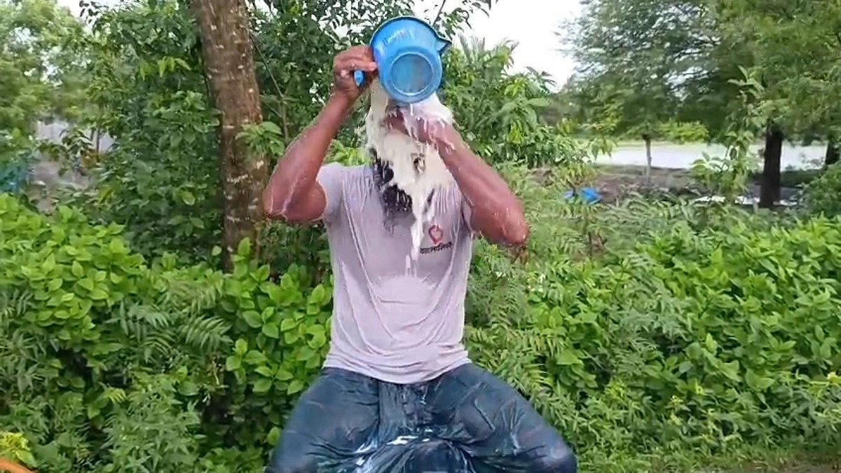 দুধ দিয়ে গোসল করে জামায়াতকর্মীর দলত্যাগ