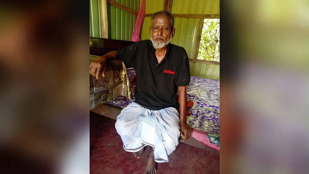 দুর্গন্ধের রহস্য খুঁজতে গিয়ে মিলল নিখোঁজ বৃদ্ধের লাশ