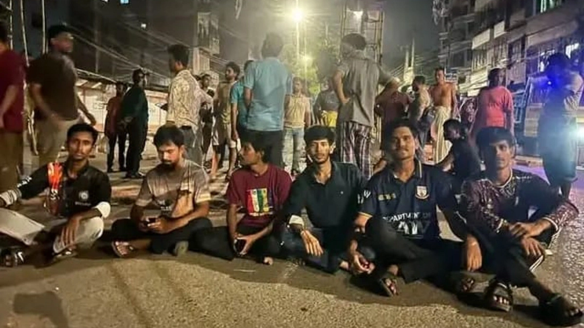 জগন্নাথ বিশ্ববিদ্যালয়ের শিক্ষার্থীকে মারধর, পুলিশের লাঠিচার্জে আহত শিক্ষার্থীরা