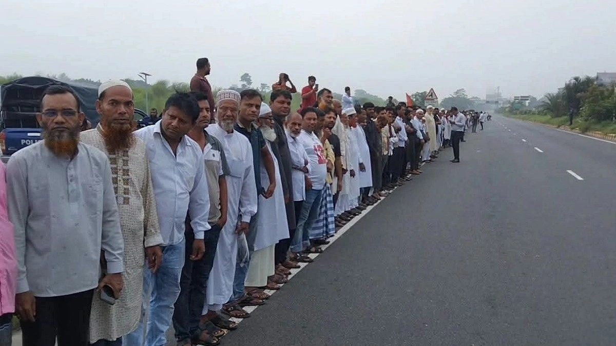 বৃষ্টিতে ভিজেই প্রধানমন্ত্রীকে স্বাগত জানালেন মাদারীপুরের নেতাকর্মীরা
