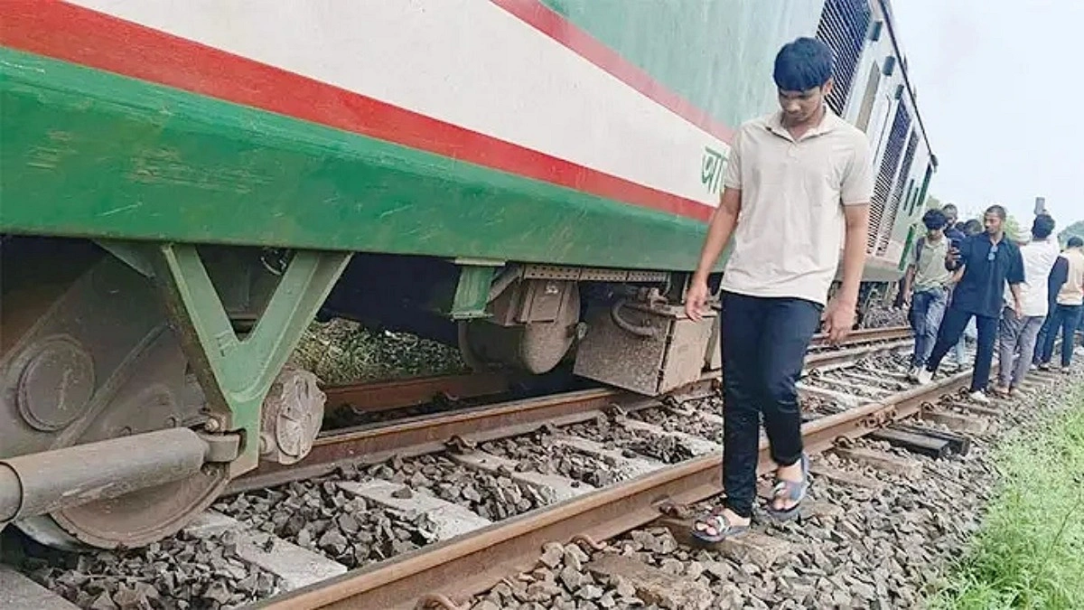 একতা এক্সপ্রেস লাইনচ্যুত, ঢাকার সঙ্গে উত্তরাঞ্চলের রেল চলাচল বন্ধ