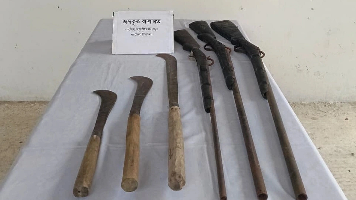 রামুতে পুকুর পাড় থেকে ৩ বন্দুক ও ধারালো অস্ত্র উদ্ধার