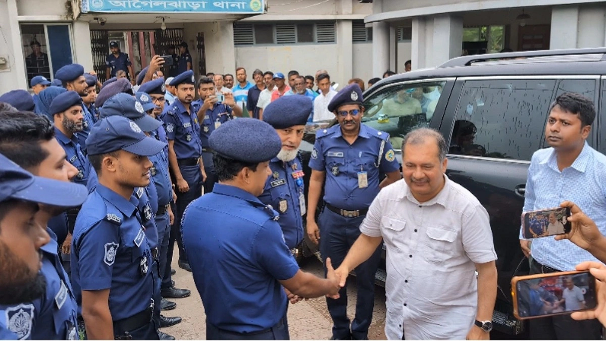 আগৈলঝাড়া থানায় হামলা ও পুলিশকে মারধর, পরিদর্শনে তথ্যমন্ত্রী