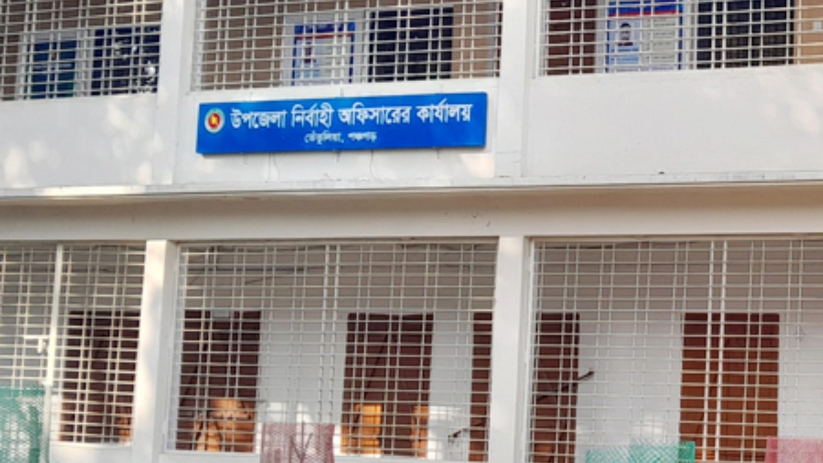ইউএনওর পথ আটকে ‘ঘুষ’ ফেরত চেয়ে নারীর ফেসবুক লাইভ