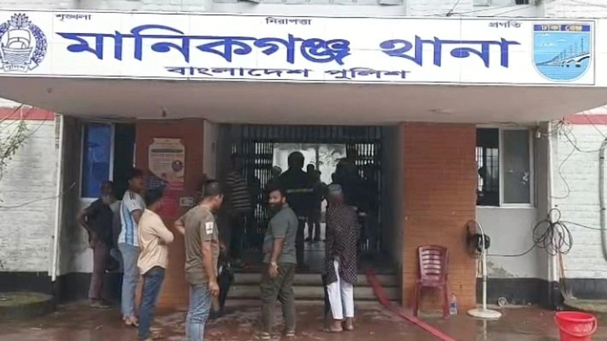 মানিকগঞ্জ সদর থানার ওসির রুমে আগুন