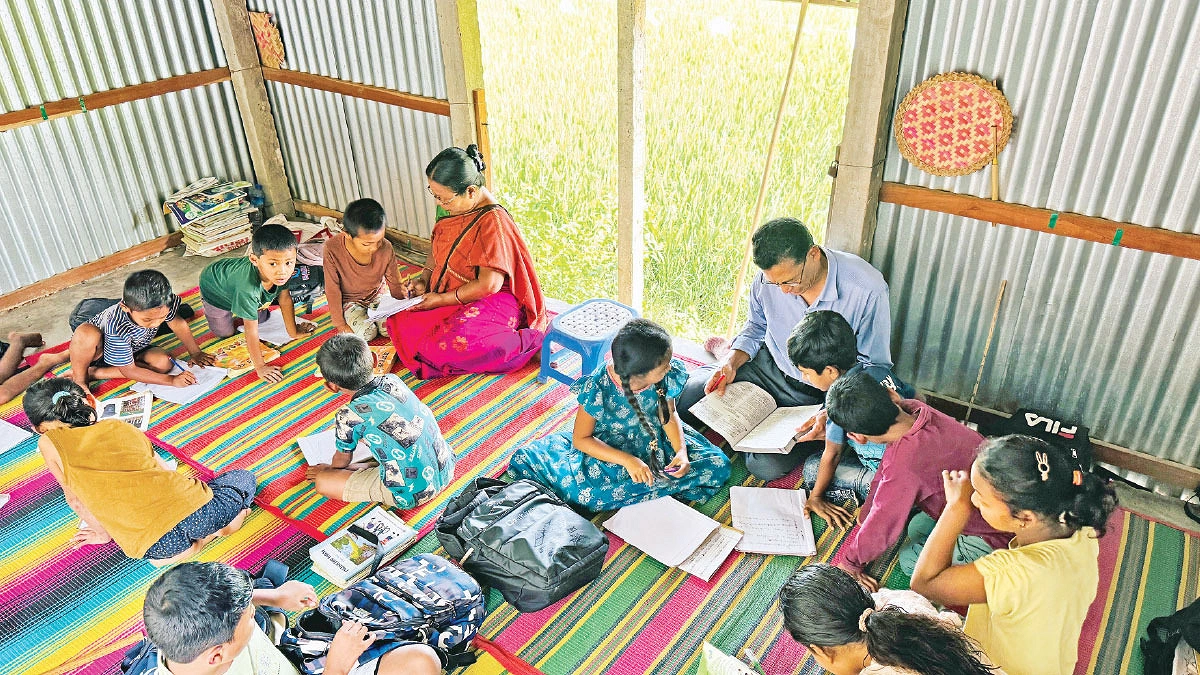 হঠাৎ সালাম দিয়ে বলে ‘স্যার, আমি আপনার ছাত্র’