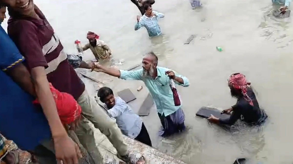 ডুবোচরে আটকে গেল বিএনপি নেতাকর্মীদের লঞ্চ, ডুবল উদ্ধারকারী নৌকাও