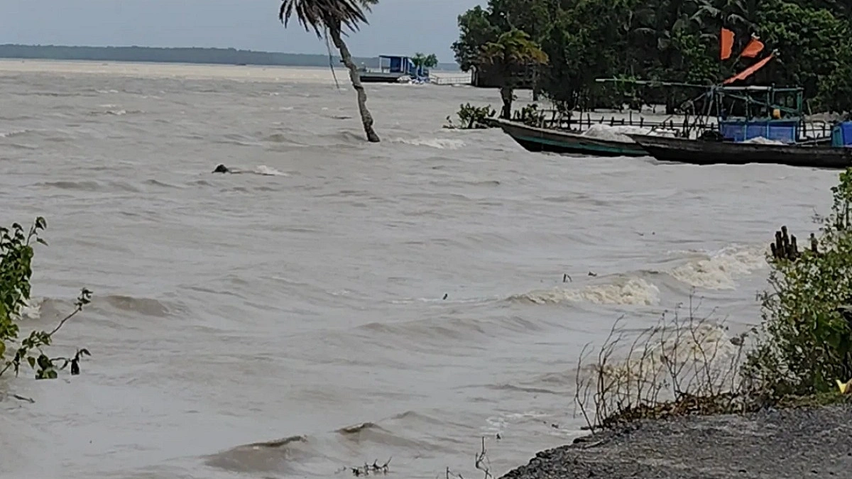 তেঁতুলিয়ায় নদীভাঙনে ধসে পড়ছে সড়ক, হুমকিতে মসজিদ ও দোকানপাট