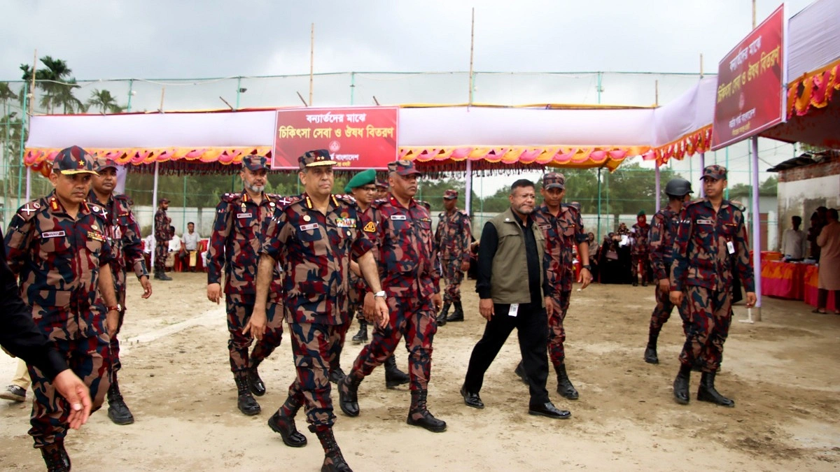 কক্সবাজারে সীমান্ত পরিস্থিতি পরিদর্শন, বন্যাদুর্গতদের পাশে বিজিবি