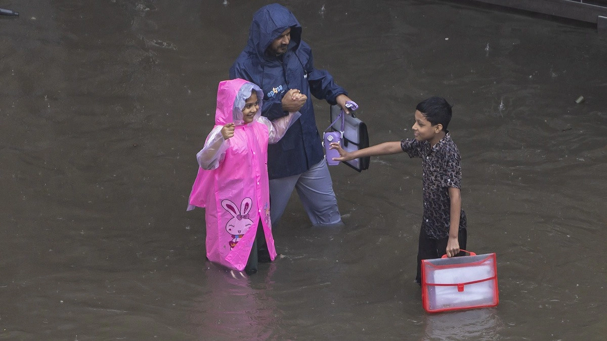 চরম ভোগান্তিতে পড়ে অভিভাবকের সঙ্গে স্কুলগামী শিক্ষার্থীরা। ছবিটি মোহাম্মদপুর এলাকা থেকে তোলা—সাজ্জাদ হোসেন