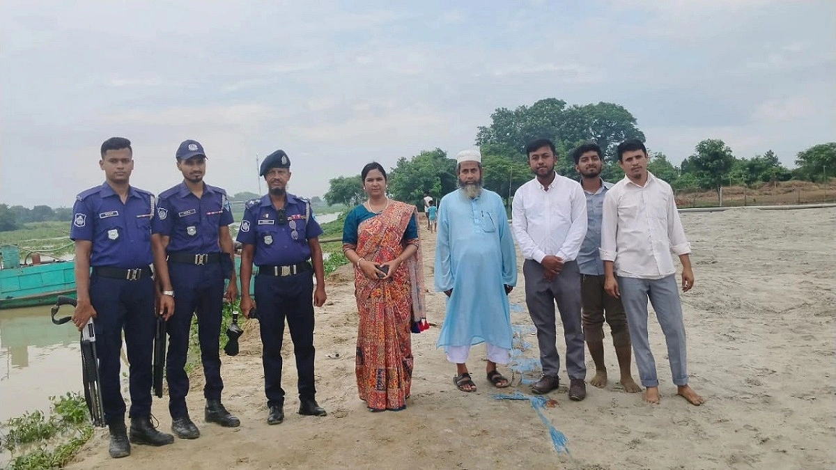 নদীর তীর ভরাট করছিলেন এনসিপি নেতা, জরিমানা ভ্রাম্যমাণ আদালতের