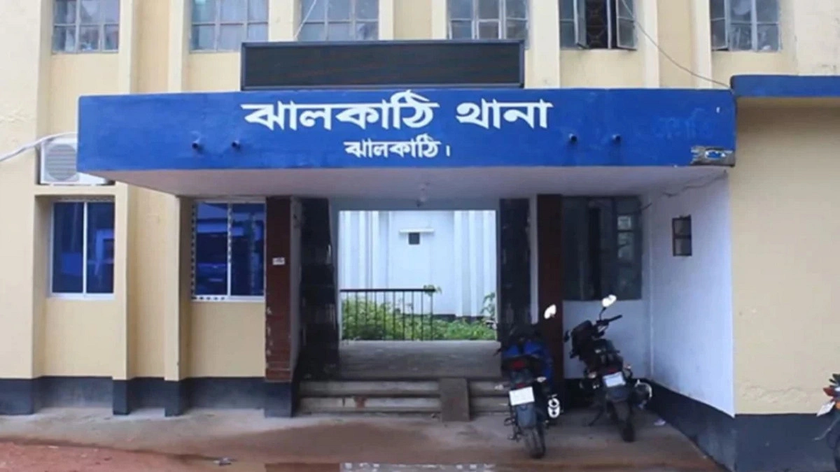 রথযাত্রায় পরিবারের সদস্যরা, বাসায় একা থাকা নারীকে হত্যা