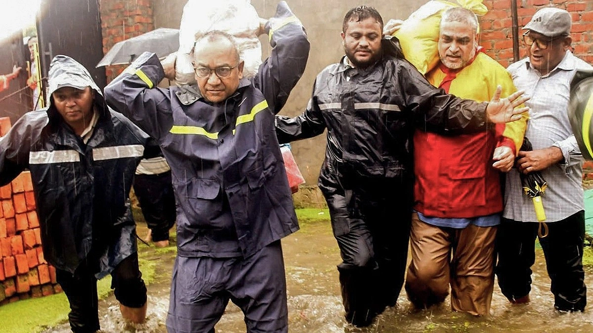 বানভাসি মানুষের পাশে যুবদল নেতা মুন্না