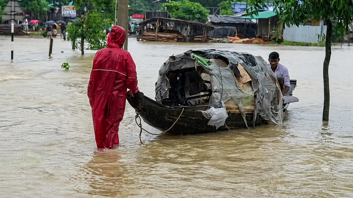 মহাসড়কে গাড়ির বদলে চলছে নৌকা