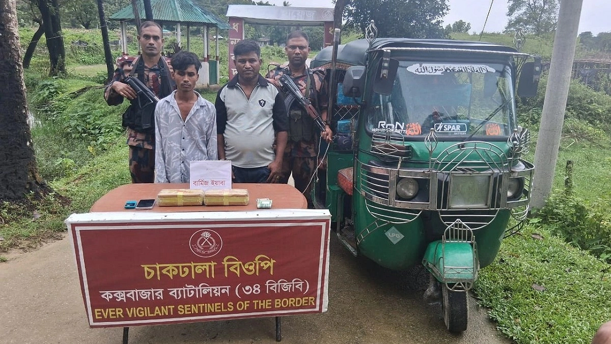 সিএনজির চালকের সিটের নিচে ২০ হাজার ইয়াবা, আটক ২