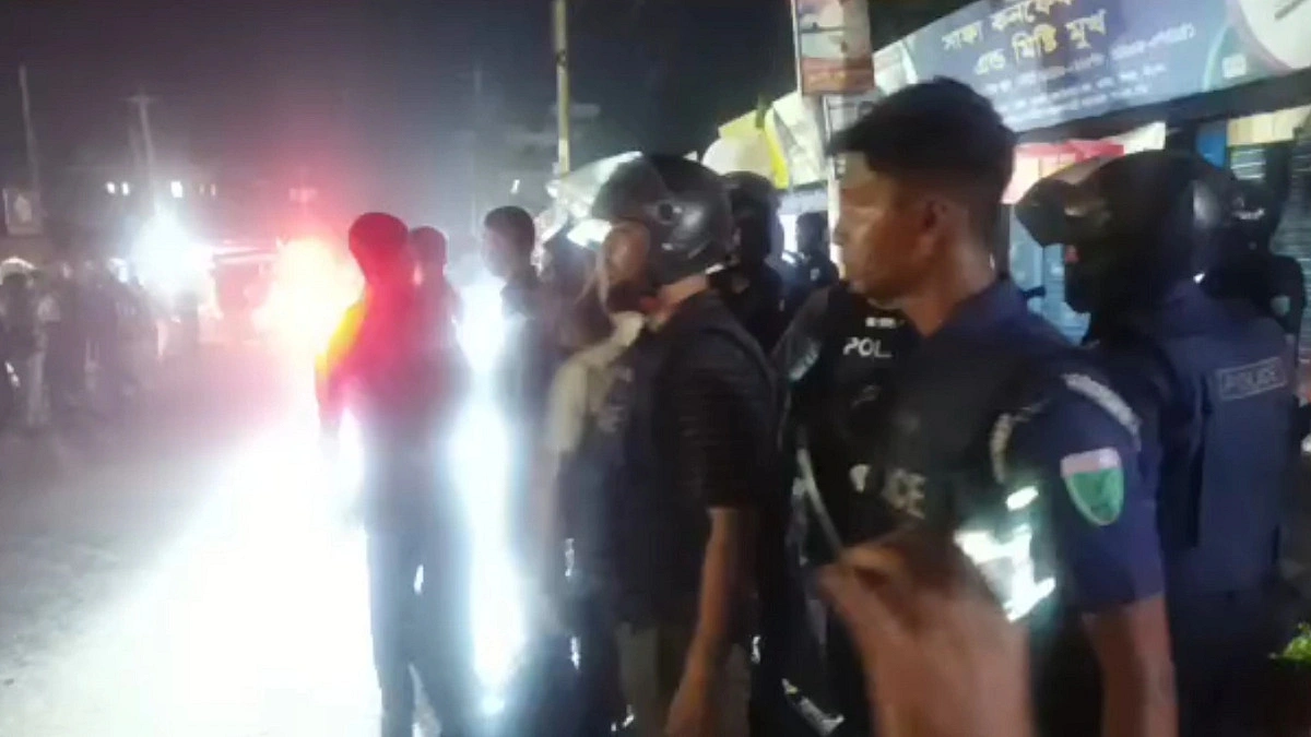 বালু উত্তোলনে বাঁধ ভাঙার জেরে ফেসবুকে দোষারোপ, দুই গ্রামে সংঘর্ষ