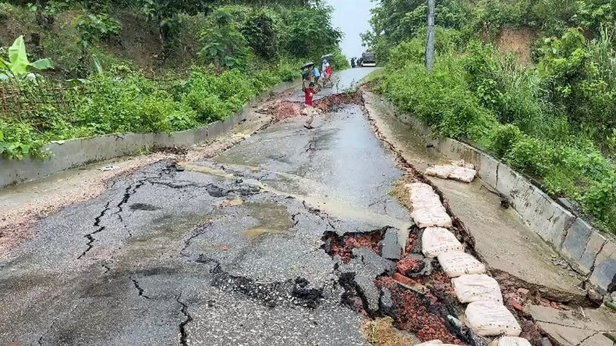 সড়ক ধসে বিচ্ছিন্ন বাঘাইছড়ি
