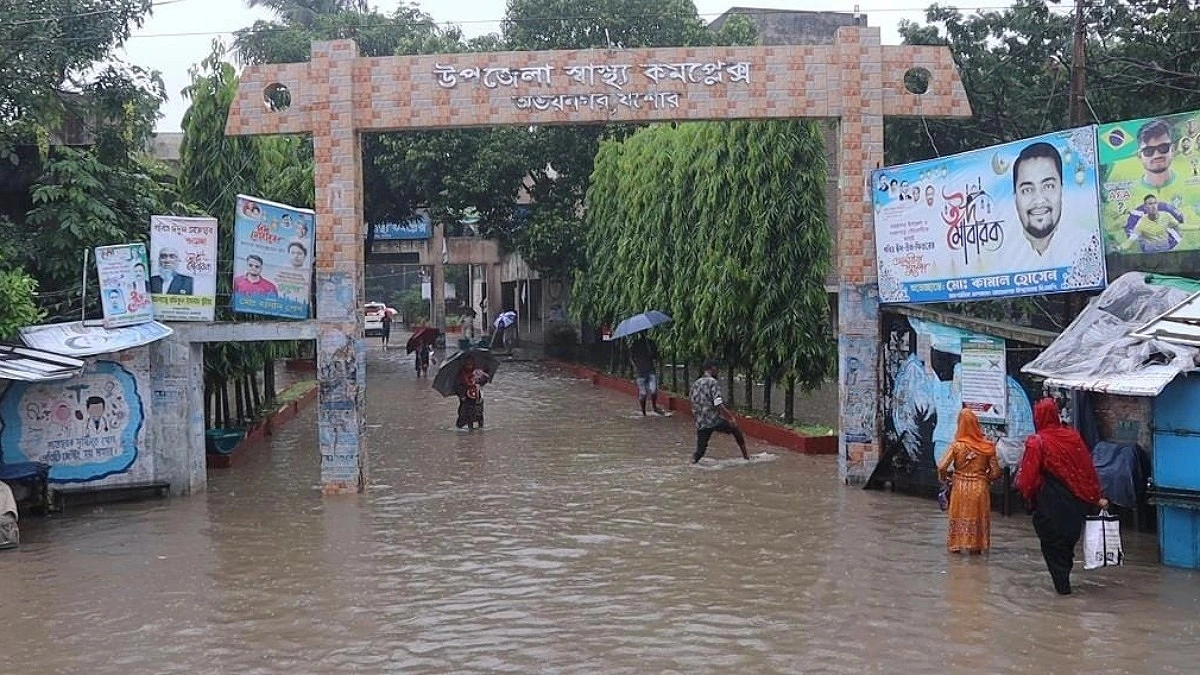 উপজেলা স্বাস্থ্য কমপ্লেক্সের ভেতর হাঁটুপানি, দুর্ভোগে রোগী-স্বজন