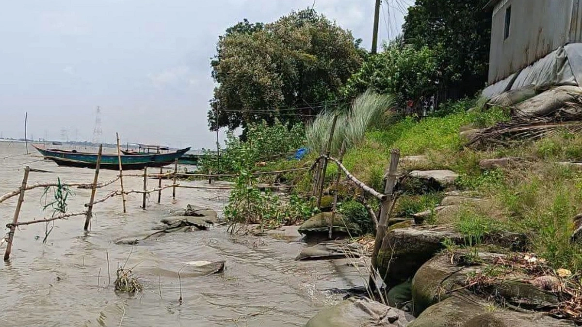 মেঘনার ভাঙন আতঙ্কে গজারিয়ার হাজারো মানুষ