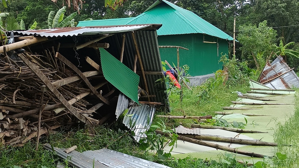 এক মিনিটের টর্নেডোতে লন্ডভন্ড গ্রাম, ক্ষতিগ্রস্ত ৩০ পরিবার
