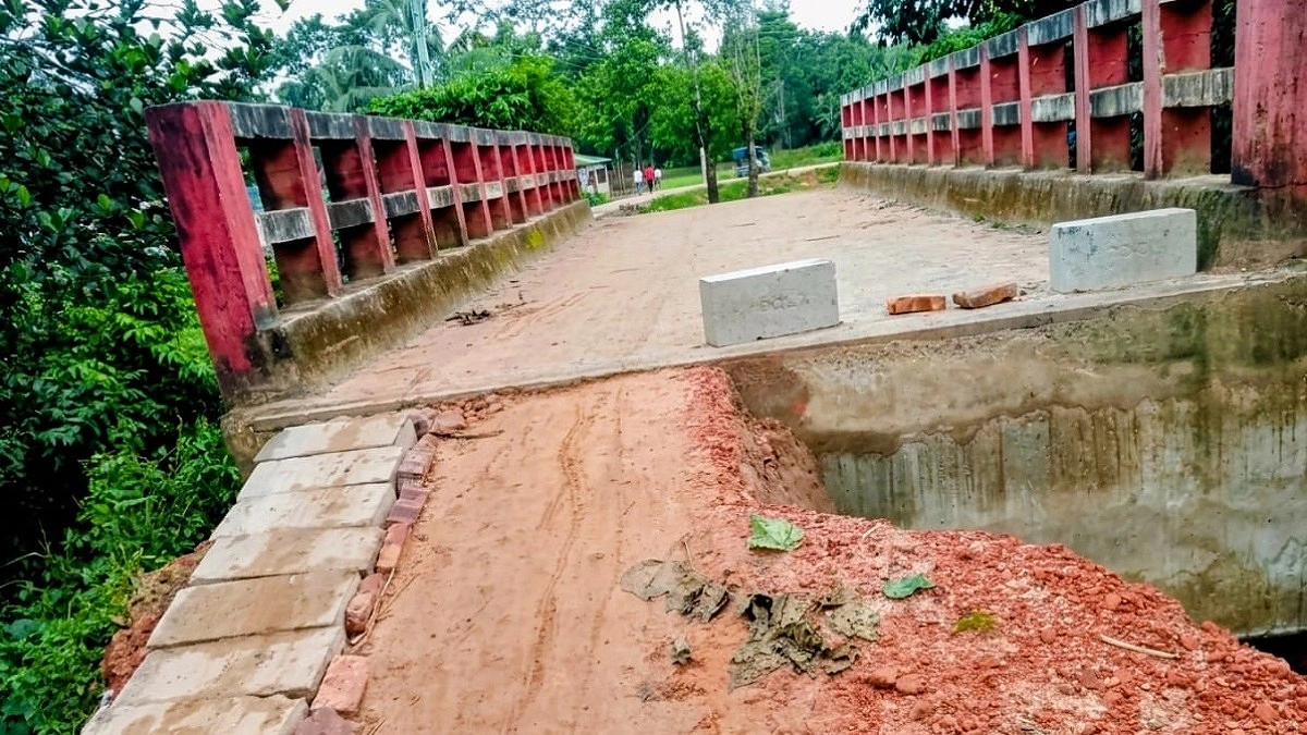 রামুতে সড়কধসে ১৫ হাজার মানুষের দুর্ভোগ