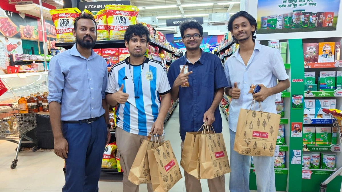 স্বপ্ন'র লোগো নিয়ে ব্যতিক্রমী ফটোগ্রাফি, সম্মাননা পেলেন চুয়েট শিক্ষার্থী