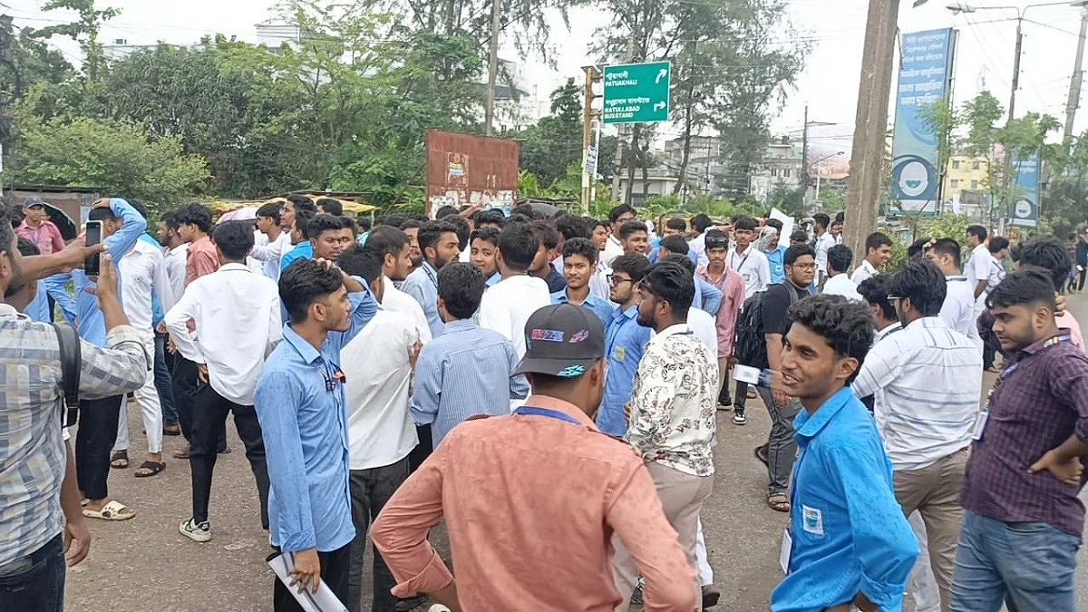বরিশালে এইচএসসি পরীক্ষার্থীদের বিক্ষোভ, মহাসড়ক অবরোধ