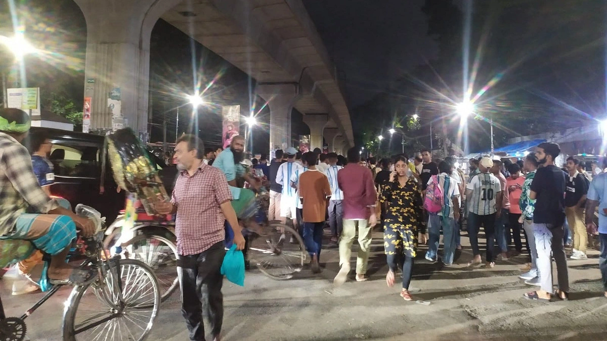 ঢাবির ব্যারিকেড ভেঙে বহিরাগতের প্রবেশ