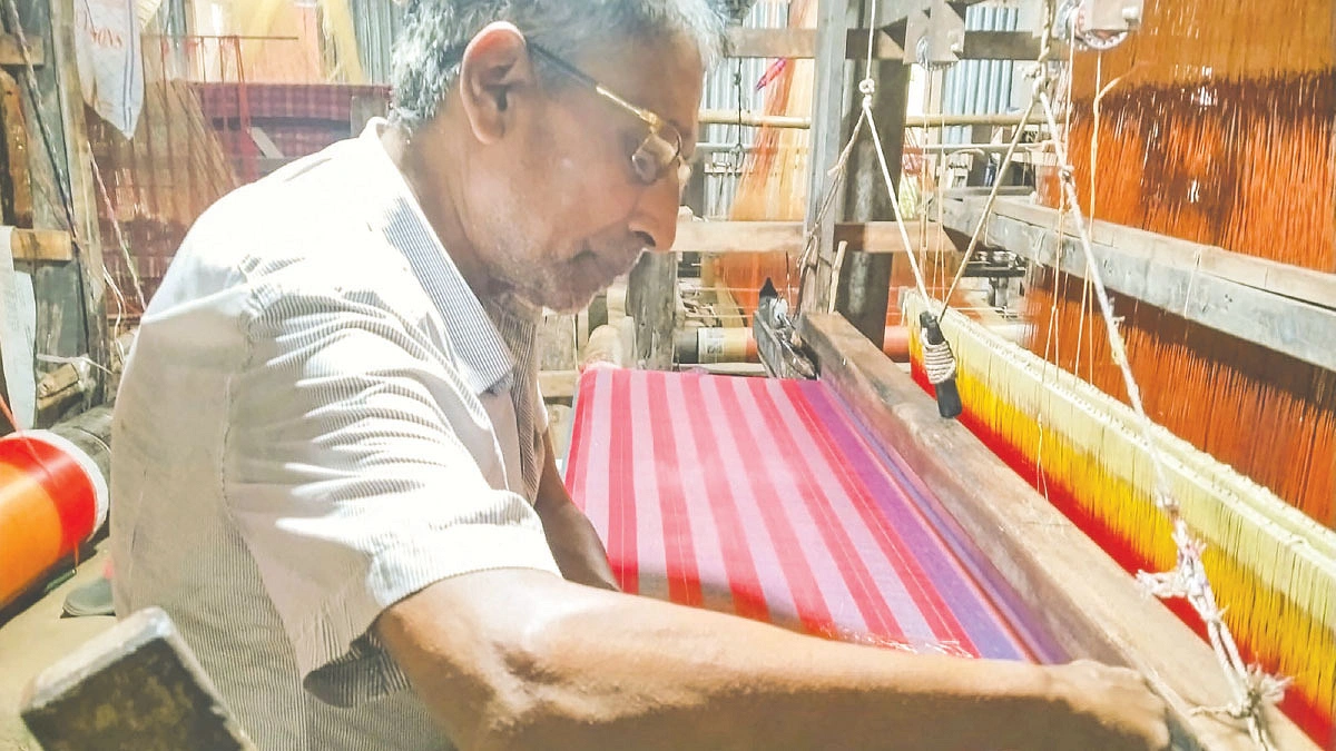 বিলুপ্তির পথে টাঙ্গাইলের তাঁতশিল্প