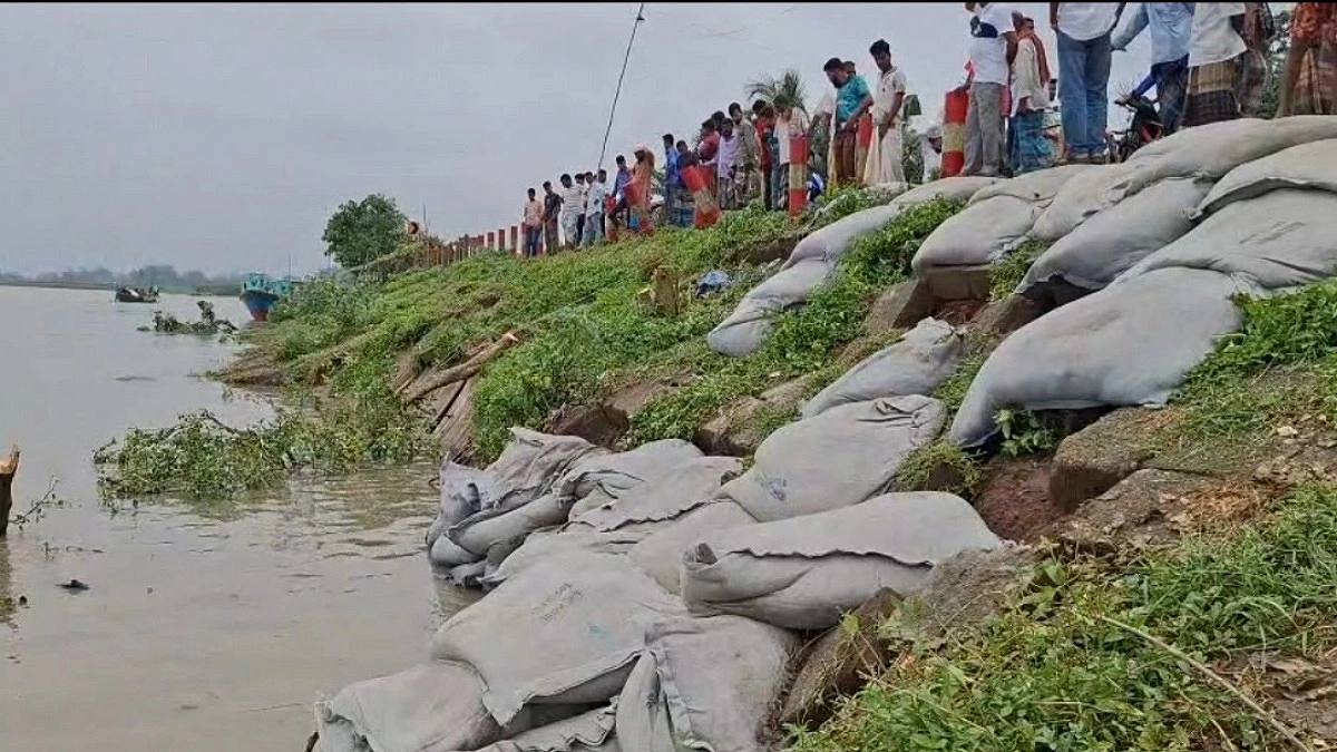 যমুনার প্রবল স্রোতে ভাঙন ঝুঁকিতে তারাকান্দি আঞ্চলিক মহাসড়ক
