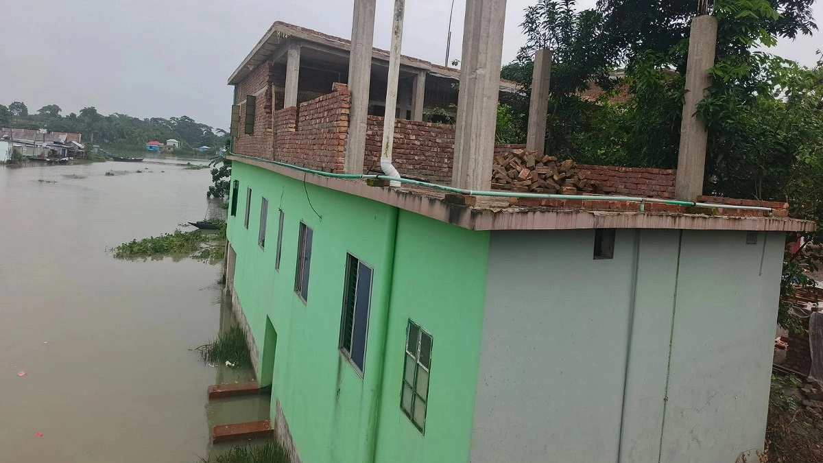উজিরপুরে পাউবোর জমি দখল করে ভবন নির্মাণের অভিযোগ