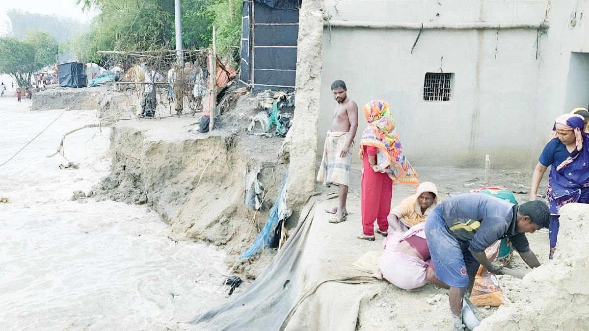 সাগরে হারাচ্ছে ভিটামাটি