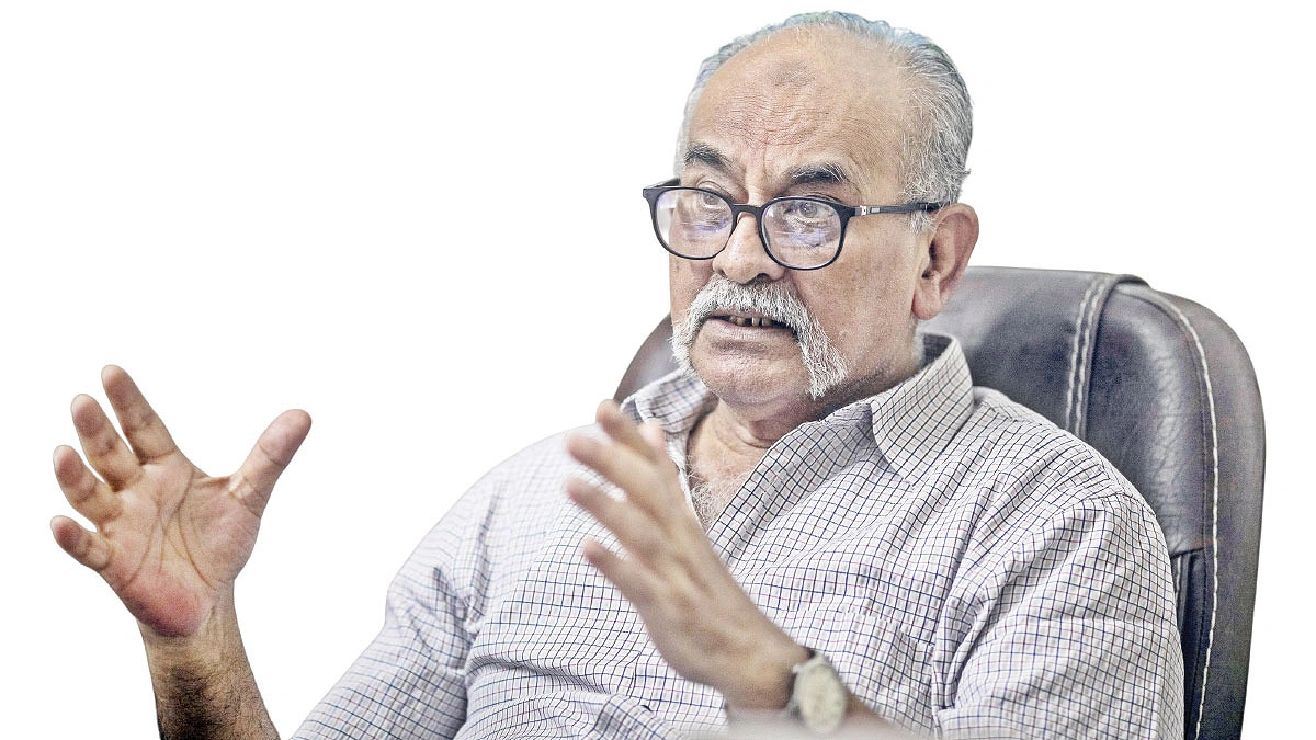 স্টেনগানের বদলে ফাইলের স্তূপে আরেক যুদ্ধ