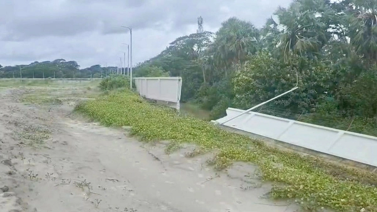 টানা বৃষ্টিতে পায়রাবন্দর এলাকার সীমানা প্রাচীরে ফের ধস