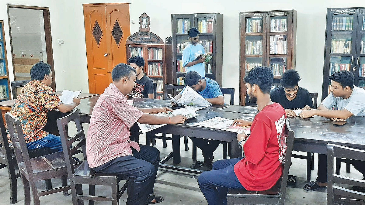 বই আড্ডায় জমজমাট সান্ধ্য লাইব্রেরি