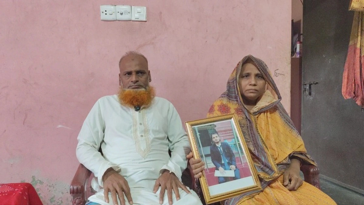 ছেলের রক্তের বিচার চান শহীদ জিহাদের মা-বাবা