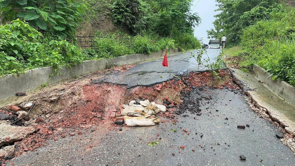 সড়ক ধসে পাঁচ দিন ধরে বিচ্ছিন্ন বাঘাইছড়ি, চরম দুর্ভোগে মানুষ