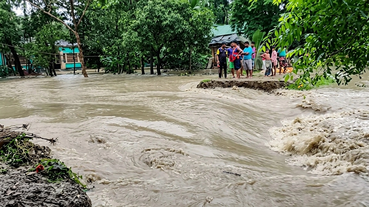 মাতামুহুরীর পানি বেড়েছে আরও, ৬ স্থানে বেড়িবাঁধে ভাঙন