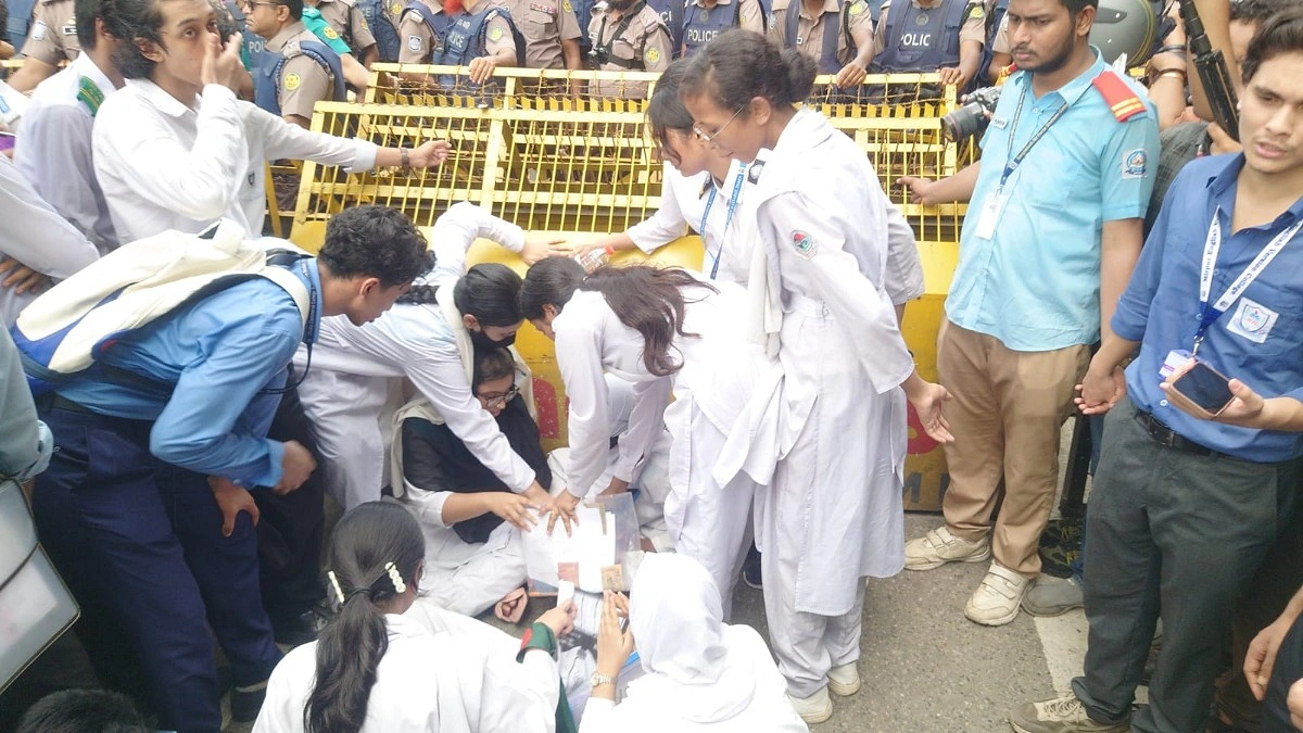 শিক্ষা ভবনের সামনে বসে পড়েছেন শিক্ষার্থীরা