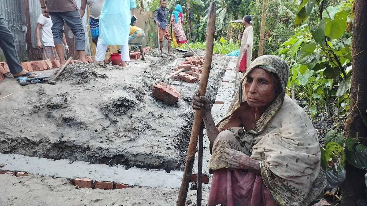 ইউএনওর উদ্যোগে নতুন ঘর পাচ্ছেন অসহায় বৃদ্ধা ফিরোজা