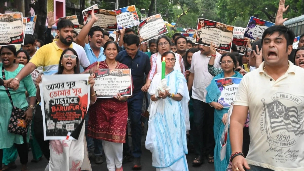 শিশু ধর্ষণের বিচারের দাবিতে মোমবাতি মিছিলে মমতা