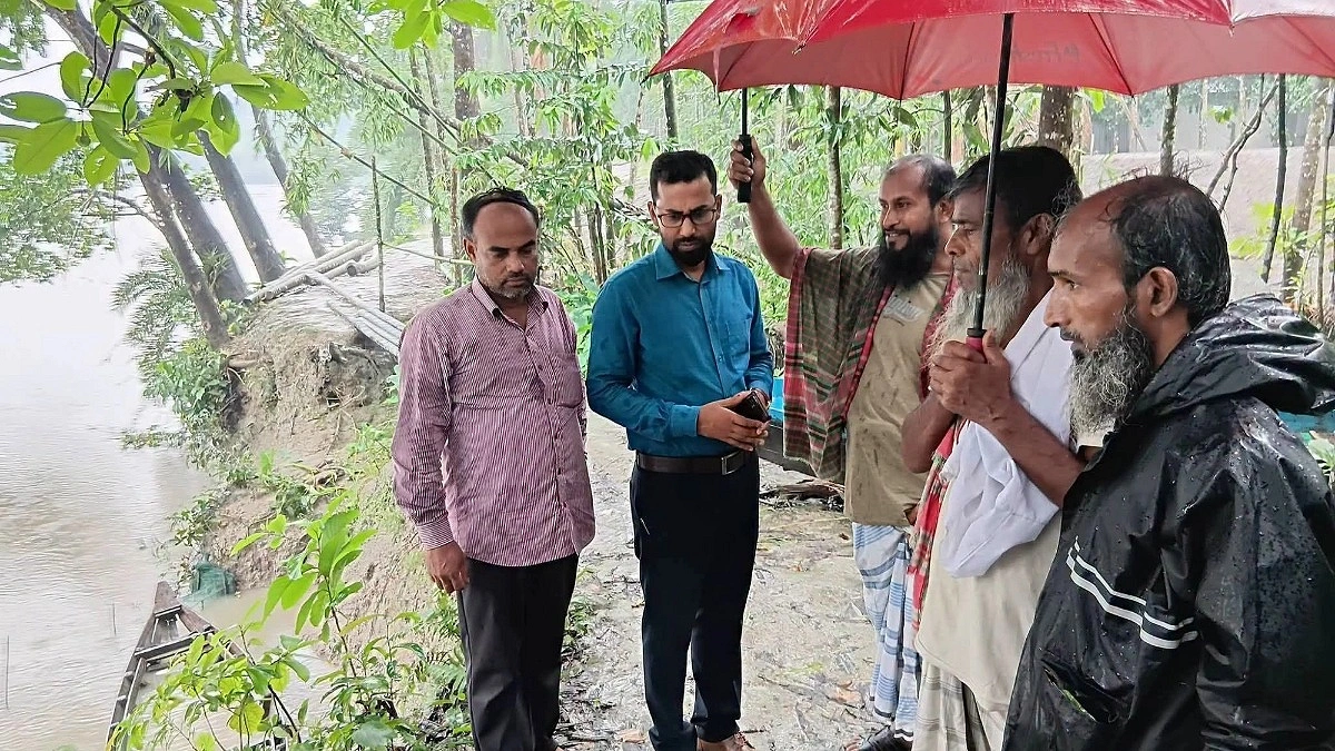 বিষখালী নদীর বেড়িবাঁধ ভেঙে পানিবন্দি শতাধিক পরিবার