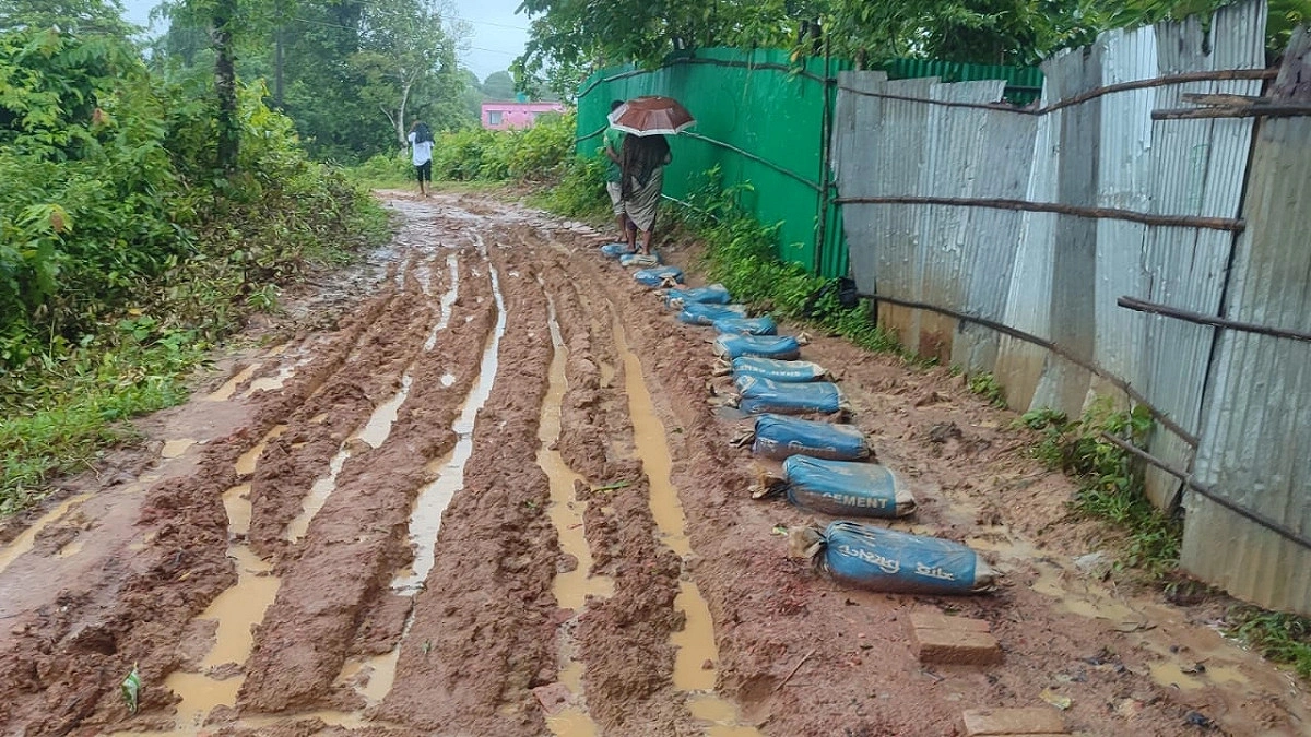 বৃষ্টি হলেই জুতা হাতে পথ চলা, দুর্ভোগে এলাকাবাসী