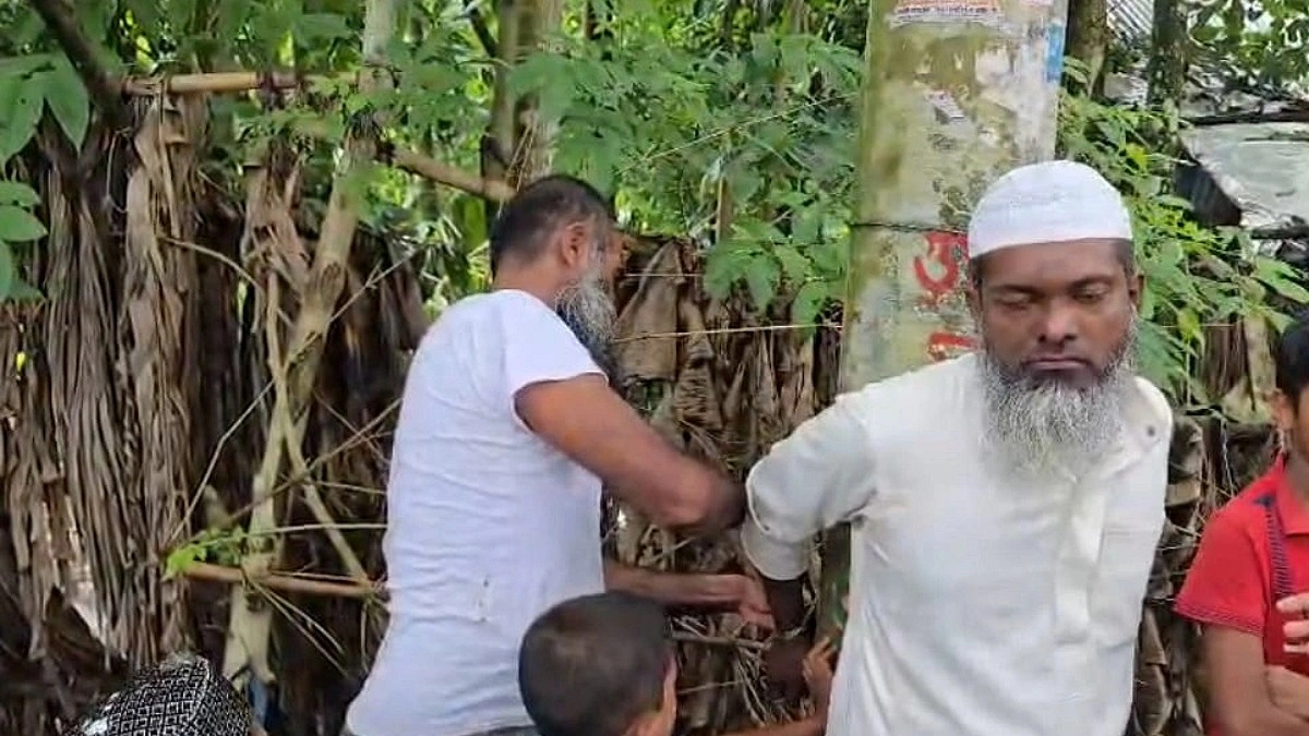 দুমকিতে ছাত্রকে ধর্ষণের অভিযোগে মাদ্রাসাশিক্ষক গ্রেপ্তার