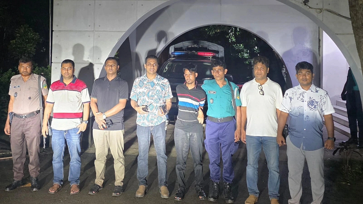 পালিয়ে যাওয়ার ১০ ঘণ্টা পর ৩২ মামলার আসামি গ্রেপ্তার