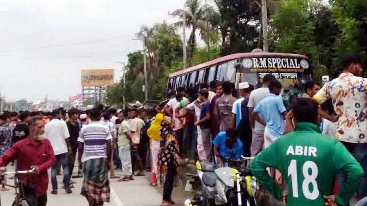 বাসচাপায় মাদ্রাসা সুপার নিহত, বিক্ষুব্ধ জনতার আগুনে পুড়ল বাস