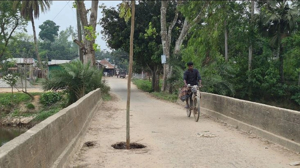 দুই বছর ধরে ঝুঁকিতে কালভার্ট, আতঙ্কে এলাকাবাসী