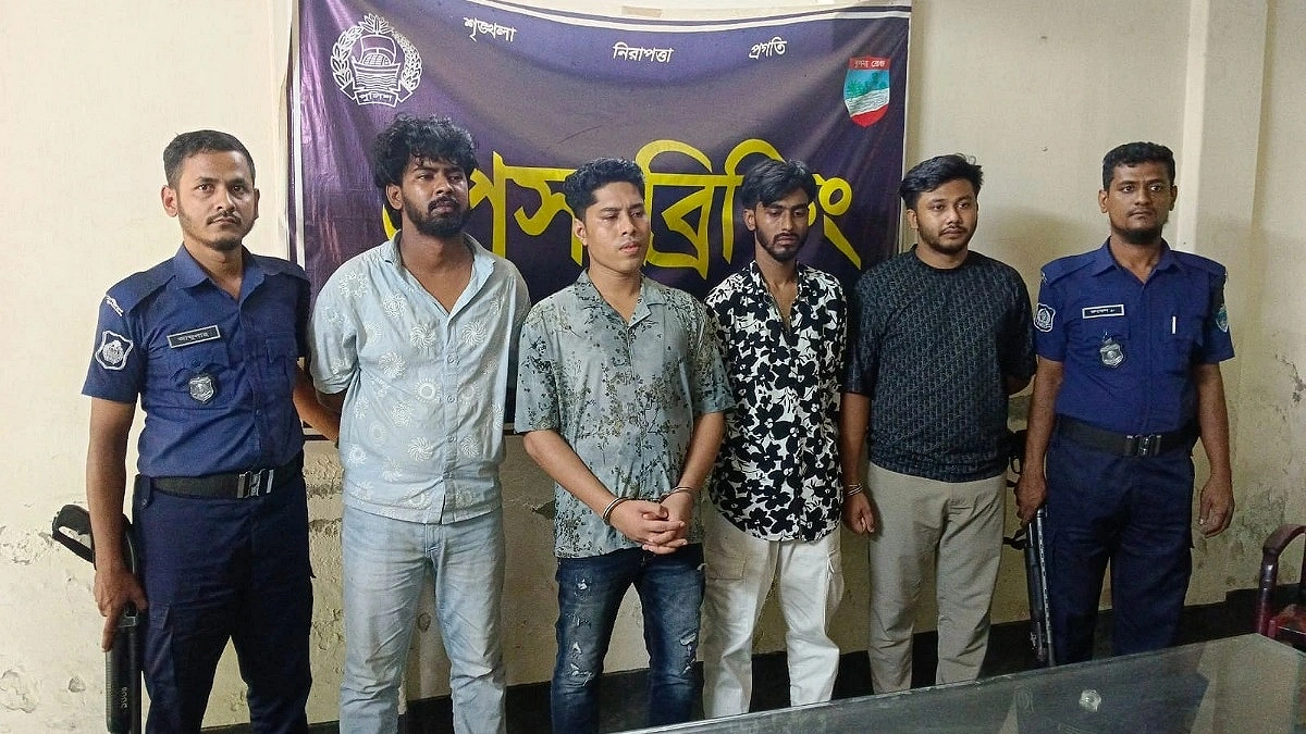 সহযোগীদের নিয়ে ধরা পড়লেন ডেবিড ইমন