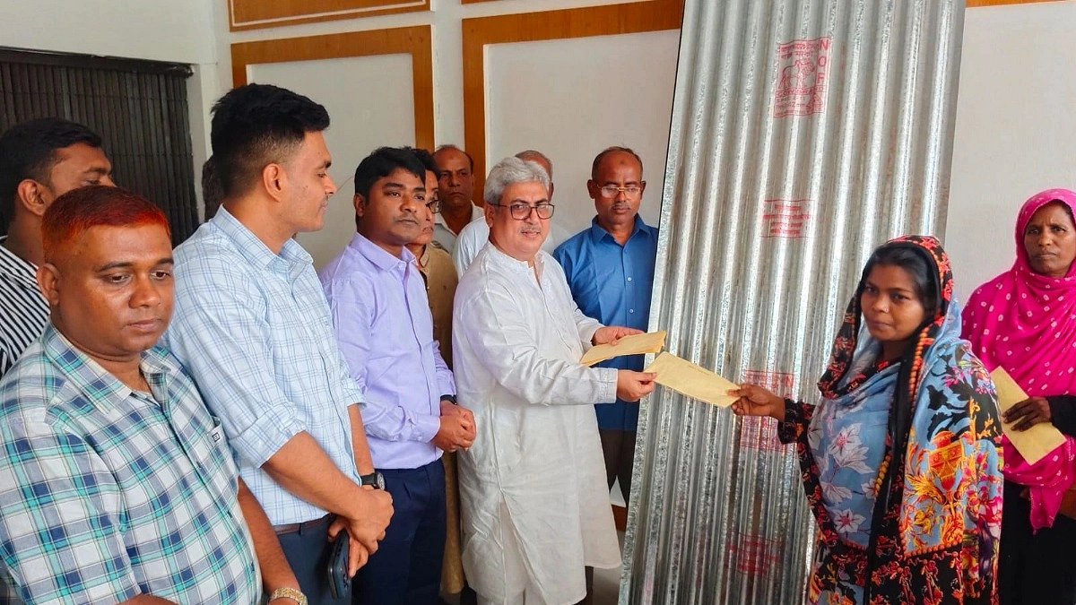 দুই বান্ডিল টিনে ঘুচল বৃষ্টির ভয়