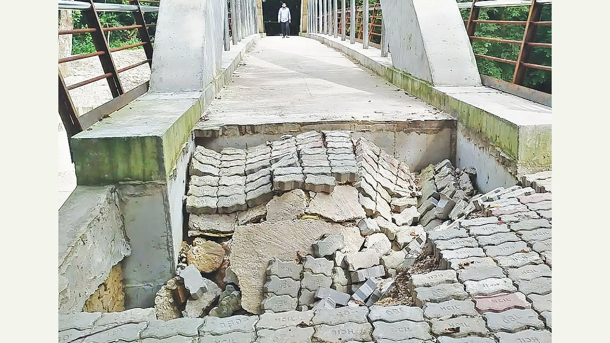 চলাচল শুরুর আগেই ধস